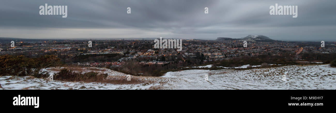 Ein Blick von hoch oben in der Hälfte Licht mit Edinburgh Edinburgh Castle und King Arthur's Seat im Hintergrund Stockfoto