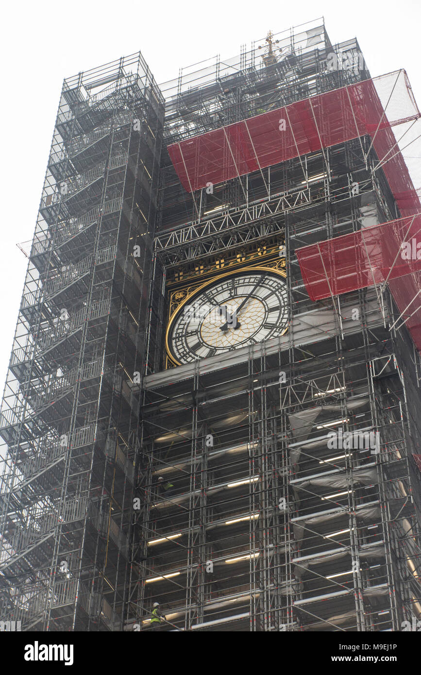 Ein grauer Tag mit Big Ben und das Elizabeth Tower im Gerüstbau in 2017/18 Stockfoto