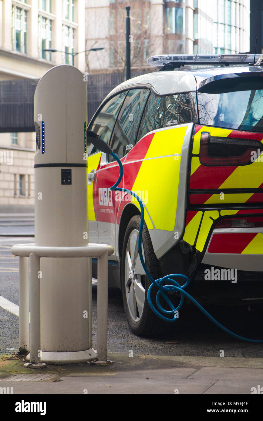 Ein Londoner Feuerwehr smart BMW i3 Auto aufgeladen außerhalb der Feuerwache, Stockfoto