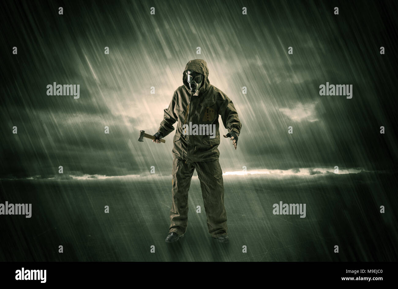 Terrorist in einer stürmischen Raum mit Gasmaske auf seiner Hand und Waffen auf seinem Arm Stockfoto