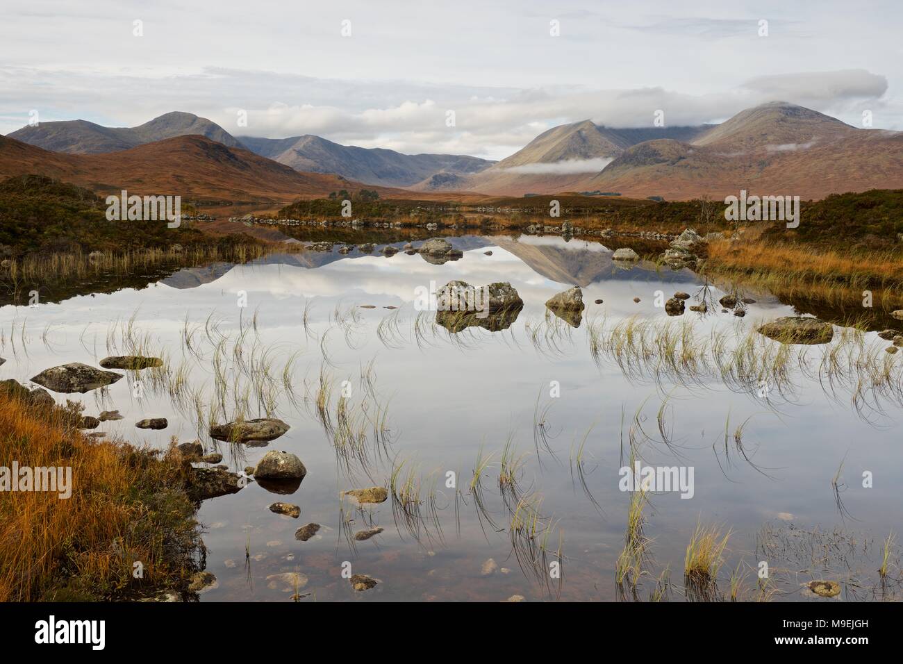 Herbst Reflexionen über Lochan na h-Achlaise. Stockfoto