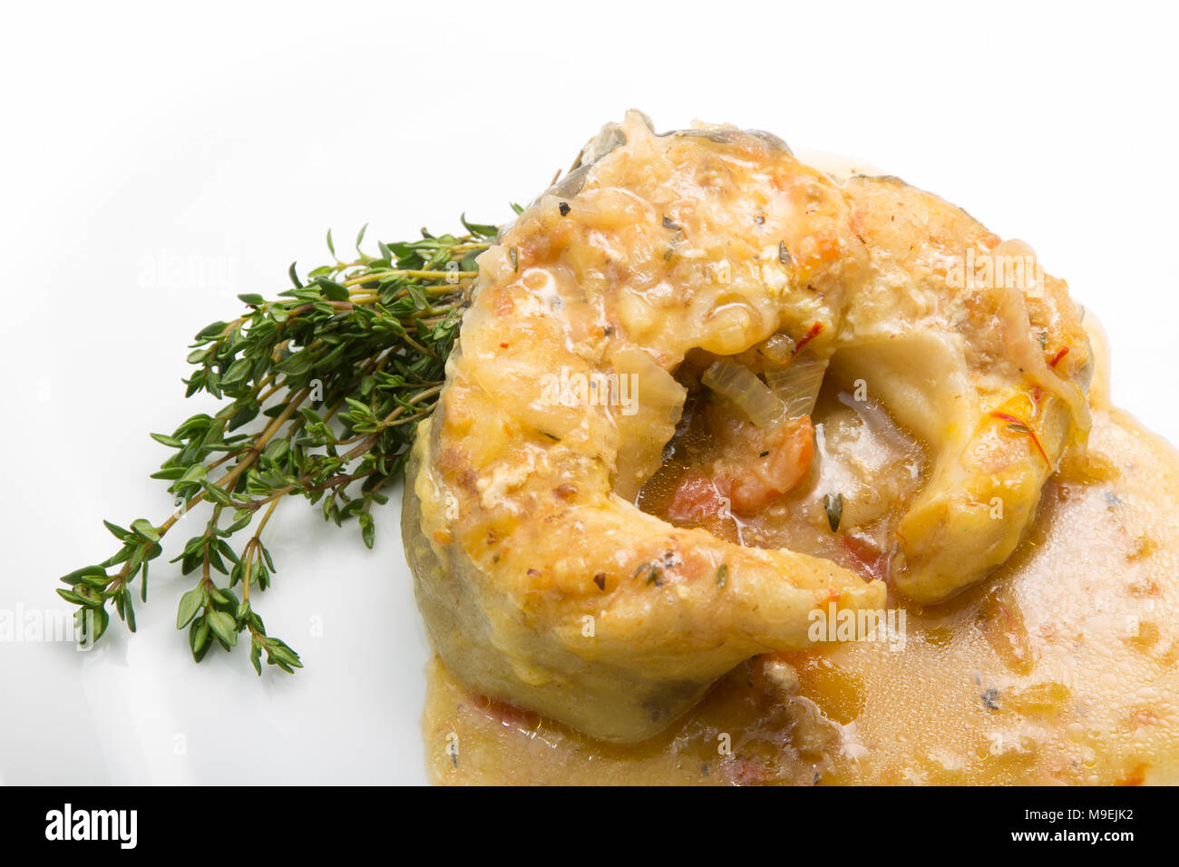 Eine einfache Fischsuppe aus meeraal Koteletts in gebratenen Zwiebeln, Tomaten geschmort, Knoblauchzehen, Thymian, Safran und Fischbestand. Dorset England UK GB Stockfoto