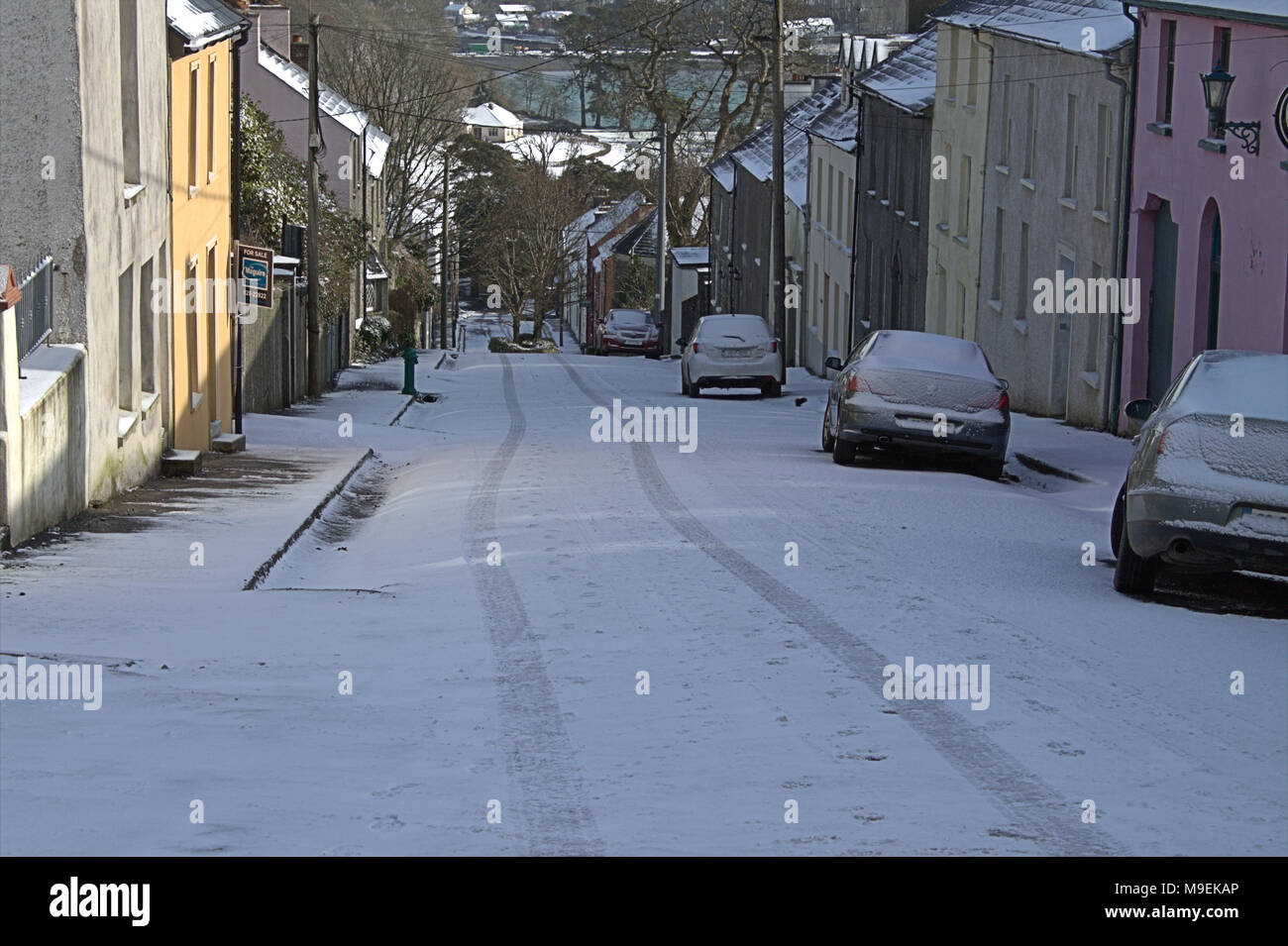Straße und Bürgersteig bedeckt in einem frischen Schnee. castletownshend, Irland Stockfoto