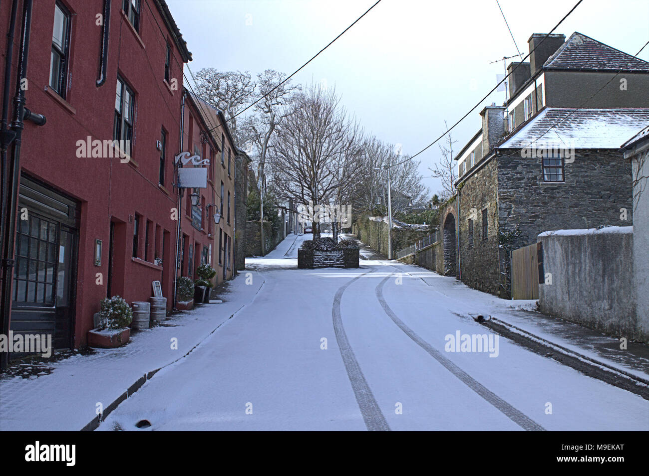 Straße und Bürgersteig bedeckt in einem frischen Schnee. castletownshend, Irland Stockfoto