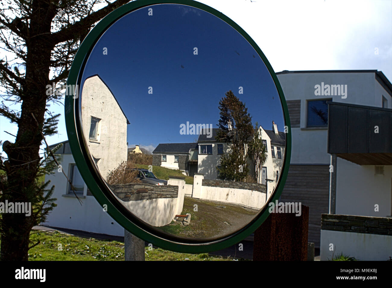 Inländische Haus widerspiegelt den klaren, blauen Himmel und das Haus in eine eigene Zufahrt Sicherheit Spiegel. Stockfoto
