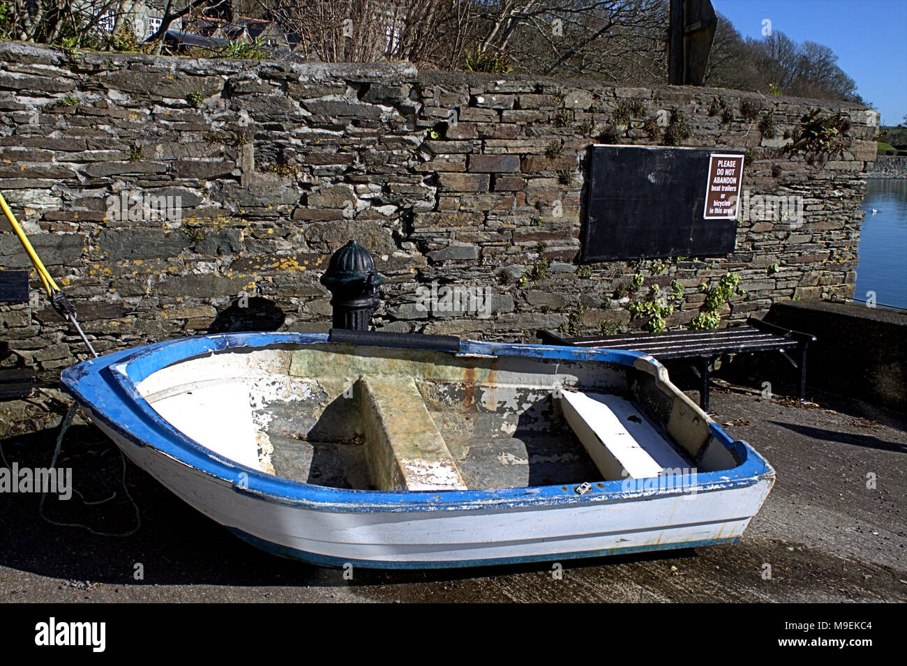 Boot links vor freihalten Schild und Sitze auf einem Kai, West Cork, Irland Stockfoto