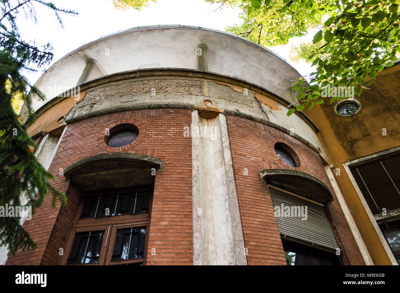 Alten, verlassenen Schule, Fokus auf ruiniert Pavillon Stockfoto