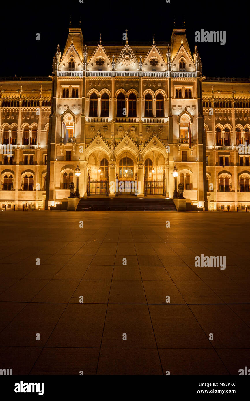 Ungarischen Parlament bei Nacht beleuchtet in Ungarn, Ansicht von Kossuth Lajos Platz, neugotischen Architektur, historische Wahrzeichen der Stadt. Stockfoto