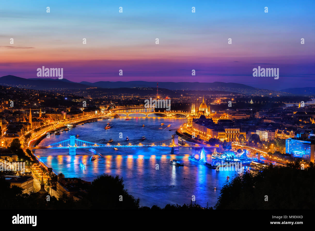 Blaue Stunde in Budapest von der Donau, ruhigen Dämmerung am Abend in der Hauptstadt von Ungarn. Stockfoto