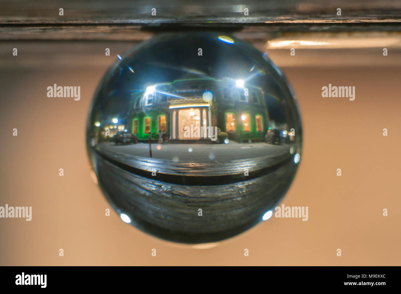 Eingangstür Finnstown Castle Hotel, wie durch eine Glasscheibe Chrystal Ball, Lucan gesehen, County Dublin, Irland. Stockfoto