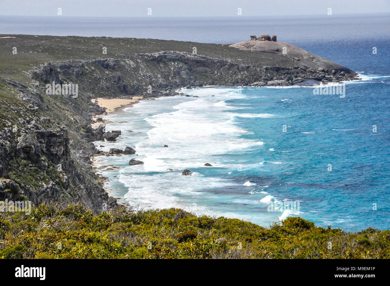 Bunte Küste in der Nähe von Admirals Arch, Flinders Chase National Park, mit Blick auf die bemerkenswerte Felsen, Kangaroo Island, Südaustralien Stockfoto