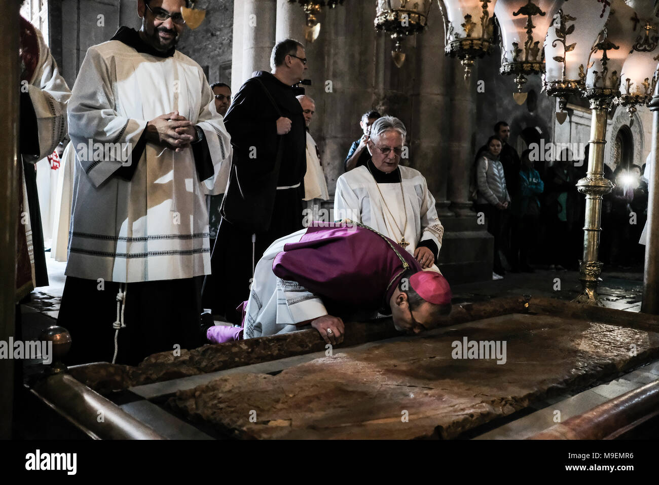 Jerusalem, Israel. 25. März, 2018. Erzbischof Pierbattista Pizzaballa, den Apostolischen Administrator von Jerusalem, kniet am Stein der Salbung, wie er in der Kirche des Heiligen Grabes am Palmsonntag. Credit: Nir Alon/Alamy leben Nachrichten Stockfoto