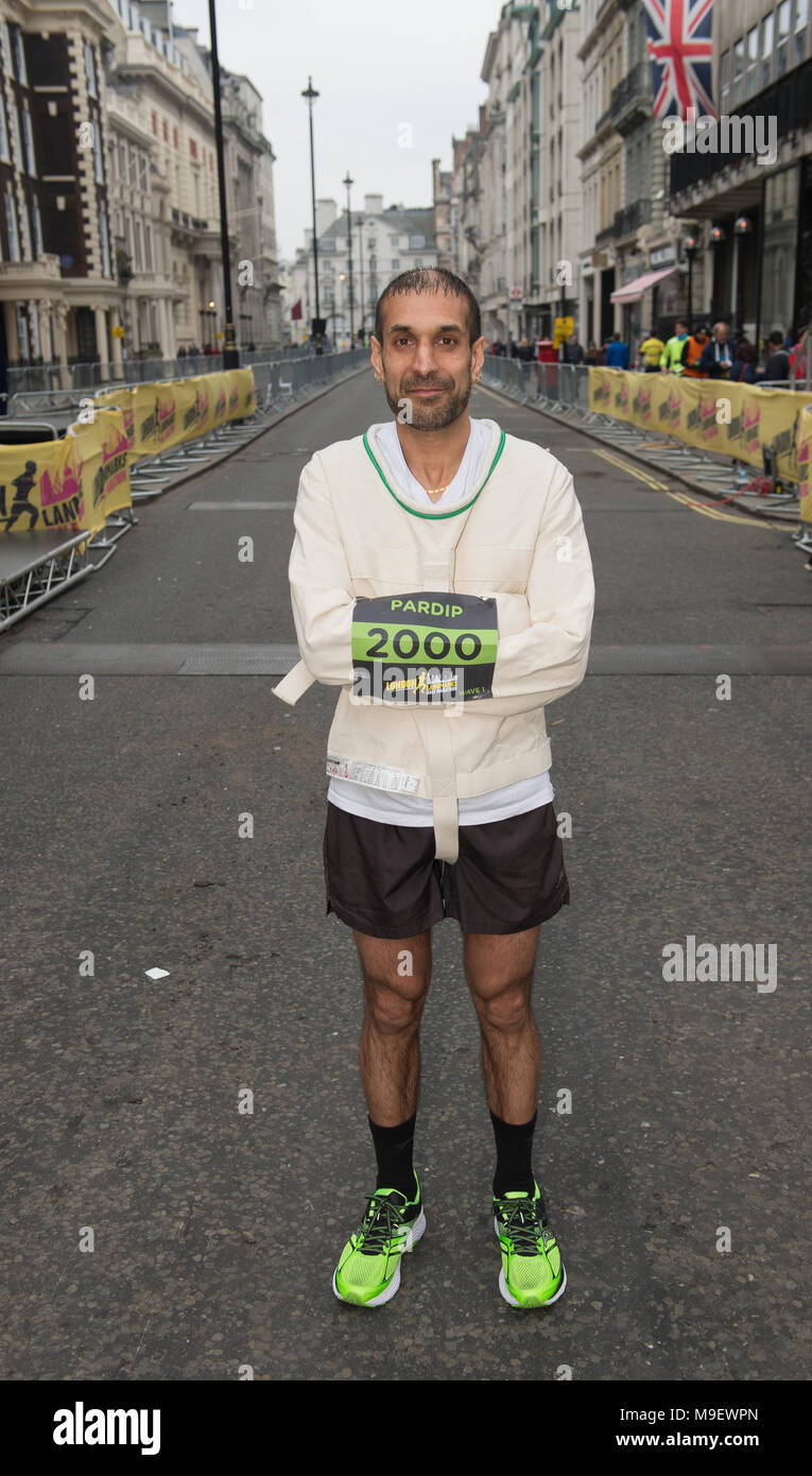 London, Großbritannien. 25. März 2018. Die ersten Londoner Sehenswürdigkeiten Halbmarathon stattfindet, auch vorbei an bekannten Sehenswürdigkeiten mit einem Schwerpunkt auf historische und kulturelle Schätze in der Stadt London und Westminster. Die Londoner Sehenswürdigkeiten Halbmarathon ist das Geistesprodukt des Baby liebe Tommy's, die zweieinhalb Jahre der Entwicklung der Fall, um die gesamte Nächstenliebe Sektor zu profitieren. Foto: Gruppe von Läufern konkurrieren mit kultigen Londoner Gebäuden angebracht. Guinness Buch der Rekorde hoffnungsvoll Pardip Minhas, zwangsjacke Weltrekordversuch. Credit: Malcolm Park/Alamy Leben Nachrichten. Stockfoto