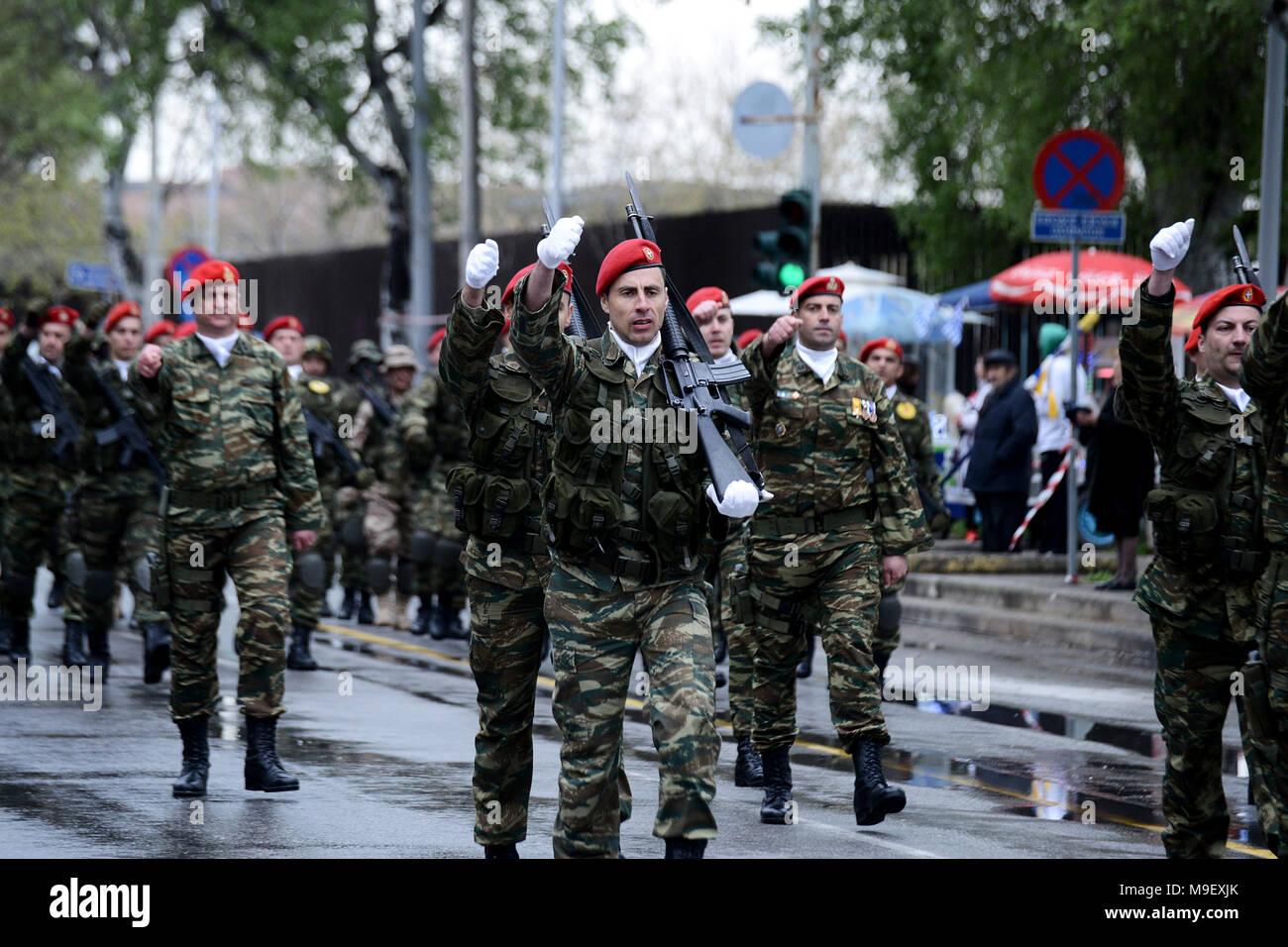Thessaloniki, Griechenland. 25 Mär, 2018. Griechischen Soldaten nehmen an einer Parade zum Gedenken an die Griechische Tag der Unabhängigkeit, im Zentrum der Stadt. Die nationalen Feiertag von 25. März markiert den Beginn der griechischen Revolution zurück in 1821, die zur Unabhängigkeit führte gegen die 400-jährige Osmanische Herrschaft Credit: Giannis Papanikos/ZUMA Draht/Alamy Live News Credit: ZUMA Press, Inc./Alamy leben Nachrichten Stockfoto