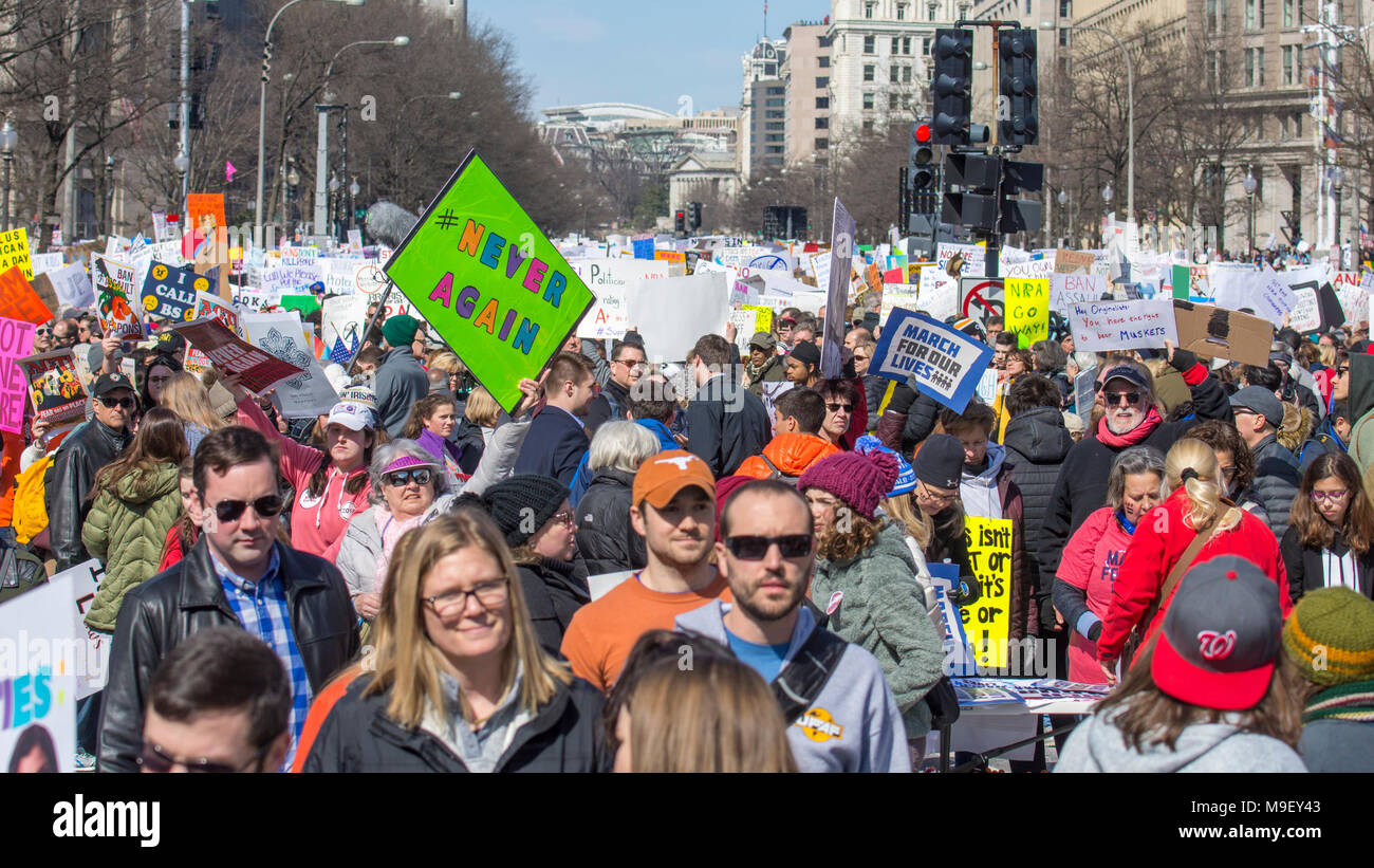 Washington DC, USA, 25. März 2018. Riesige Menschenmengen an der Pennsylvania Avenue in Washington DC zu Waffengewalt Protest, 24. März 2018. Stockfoto