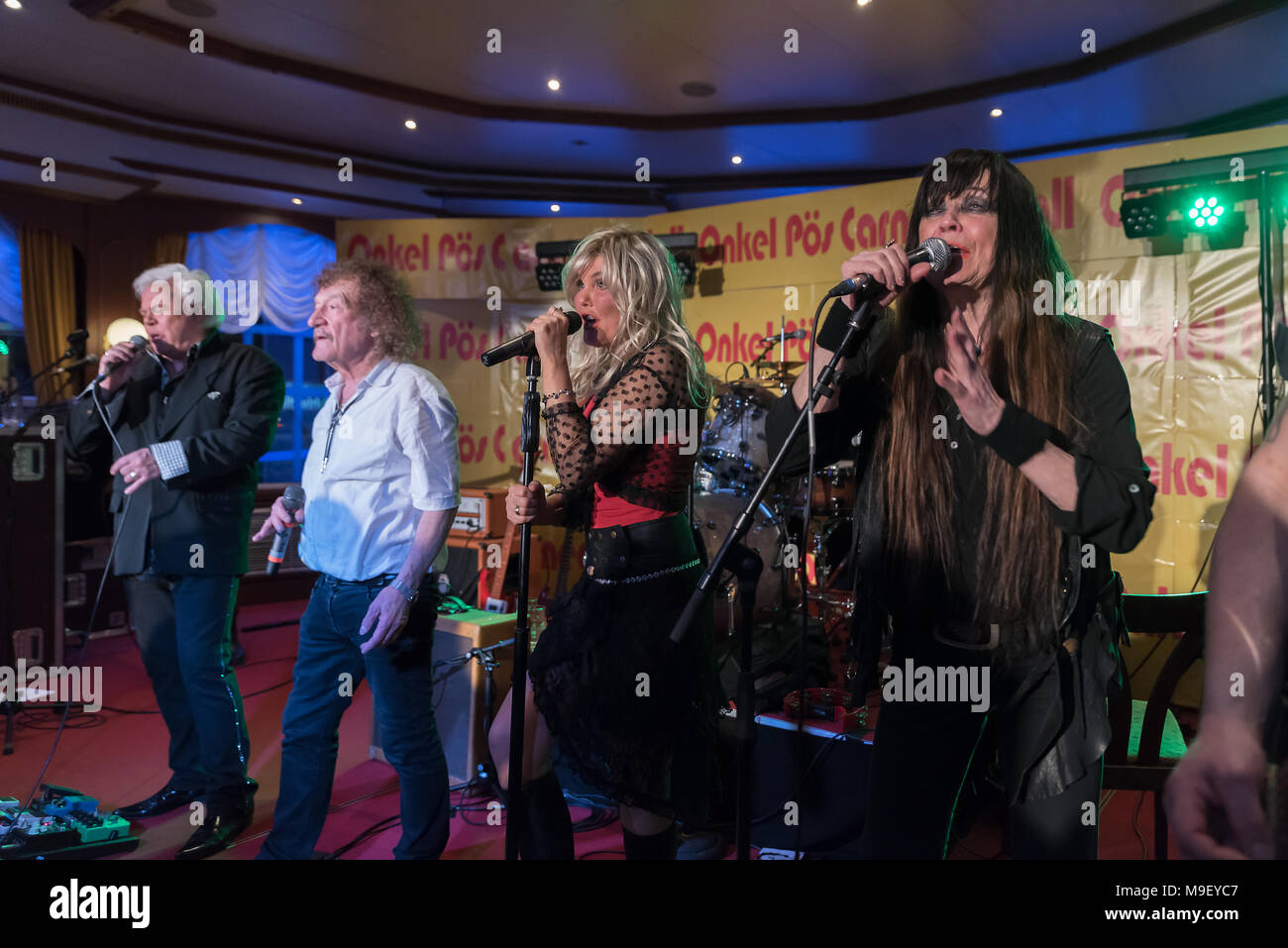 Taco Ockerse, Geff Harrison, Susi Salm und Jutta Weinhold singen auf der Bühne der Louisiana Star bei der Kultnight der Hamburger Szene Stockfoto