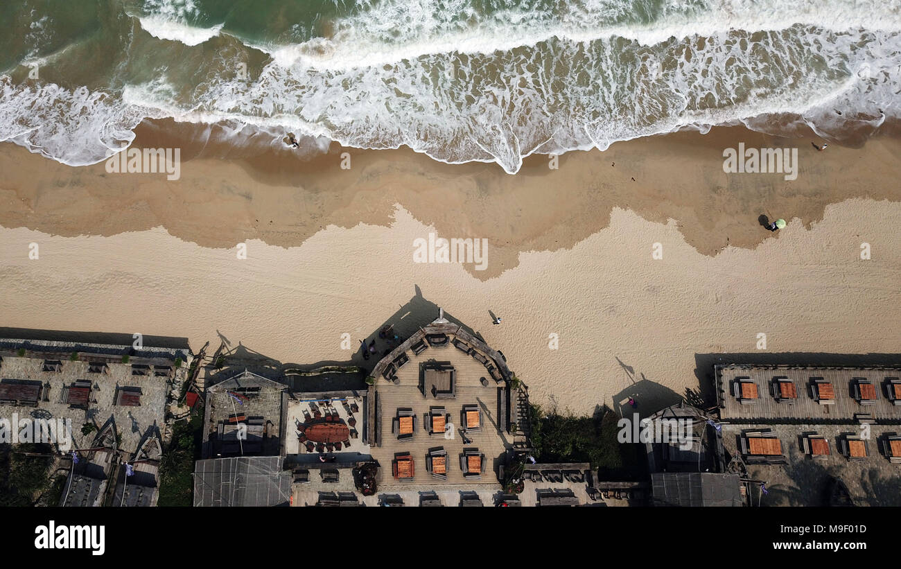 Peking, China. 23 Mär, 2018. Luftbild am 23. März 2018 zeigt Bars am Strand entlang in Boao Town, South China Hainan Provinz übernommen. Die Boao Forum für Asien Jahreskonferenz in Hainan wird im April stattfinden, und über die Reform und Öffnung. Credit: Jin Liangkuai/Xinhua/Alamy leben Nachrichten Stockfoto