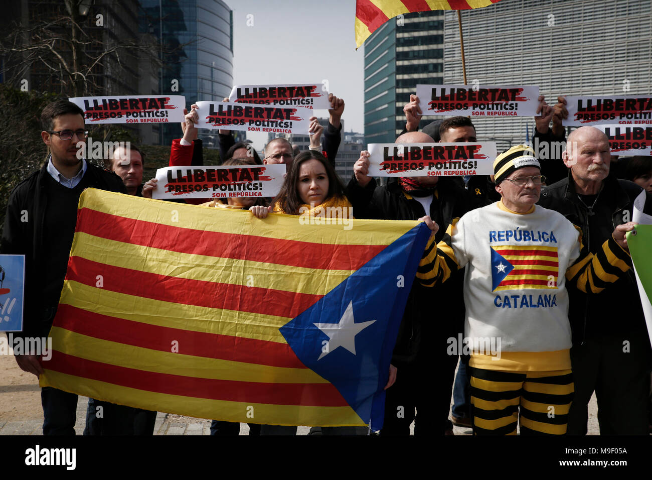 Brüssel, Belgien. 25. März 2018. Die Menschen halten Transparente und Fahnen wave Katalanen', wie sie in einem Protestmarsch der Katalanen Anhänger vor dem Hauptsitz der Europäischen Kommission. Alexandros Michailidis/Alamy leben Nachrichten Stockfoto