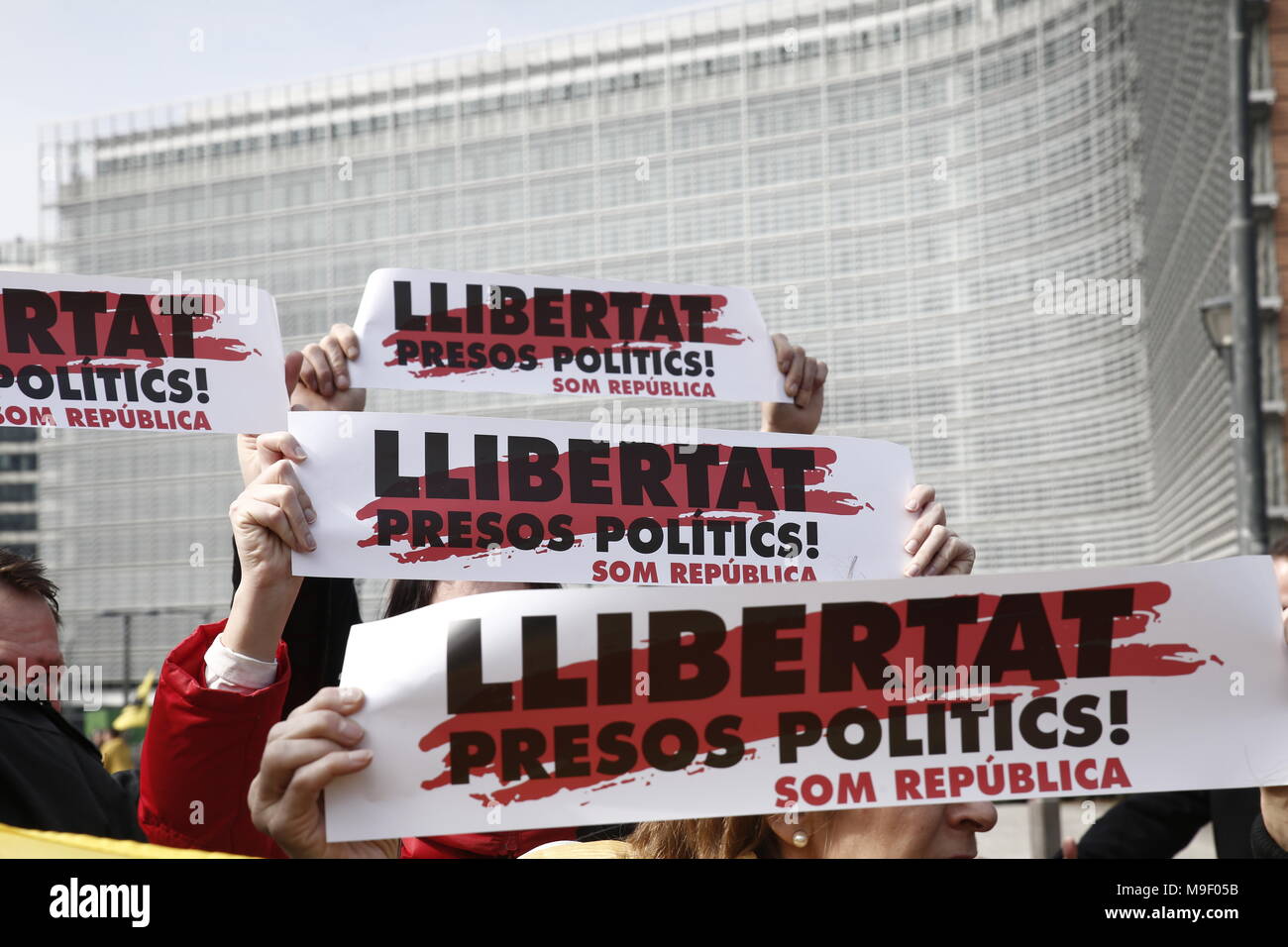 Brüssel, Belgien. 25. März 2018. Die Menschen halten Transparente und Fahnen wave Katalanen', wie sie in einem Protestmarsch der Katalanen Anhänger vor dem Hauptsitz der Europäischen Kommission. Alexandros Michailidis/Alamy leben Nachrichten Stockfoto