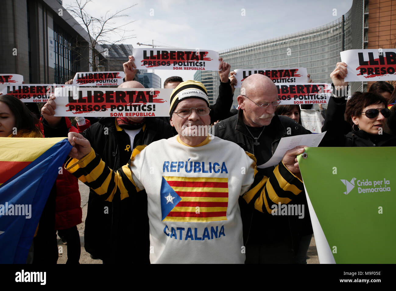 Brüssel, Belgien. 25. März 2018. Die Menschen halten Transparente und Fahnen wave Katalanen', wie sie in einem Protestmarsch der Katalanen Anhänger vor dem Hauptsitz der Europäischen Kommission. Alexandros Michailidis/Alamy leben Nachrichten Stockfoto