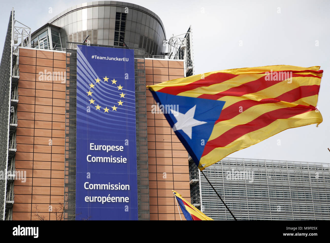 Brüssel, Belgien. 25. März 2018. Katalanisch Fahnen schwenkten vor dem Sitz der Europäischen Kommission, bei einem Protestmarsch der Katalanen Anhänger. Alexandros Michailidis/Alamy leben Nachrichten Stockfoto