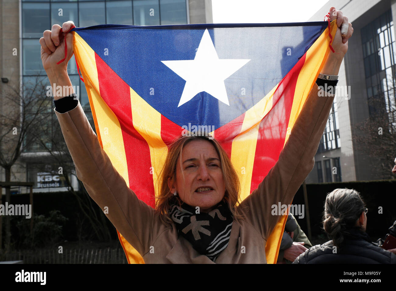 Brüssel, Belgien. 25. März 2018. Frau hält Flagge von Katalonien, wie sie an einem Protestmarsch der Katalanen Anhänger vor dem Hauptsitz der Europäischen Kommission. Alexandros Michailidis/Alamy leben Nachrichten Stockfoto