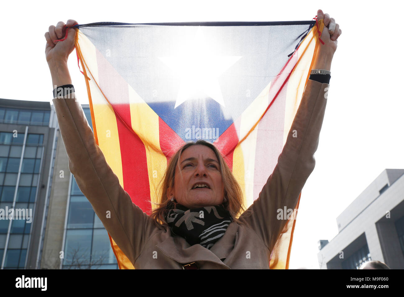 Brüssel, Belgien. 25. März 2018. Frau hält Flagge von Katalonien, wie sie an einem Protestmarsch der Katalanen Anhänger vor dem Hauptsitz der Europäischen Kommission. Alexandros Michailidis/Alamy leben Nachrichten Stockfoto