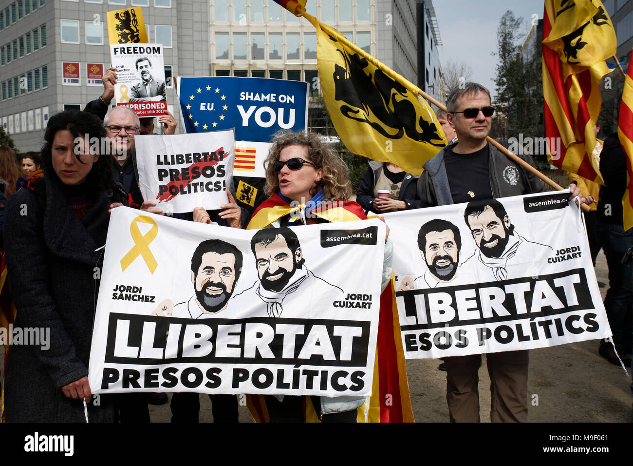 Brüssel, Belgien. 25. März 2018. Personen Banner, wie sie in einem Protestmarsch der Katalanen Anhänger vor dem Hauptsitz der Europäischen Kommission. Alexandros Michailidis/Alamy leben Nachrichten Stockfoto