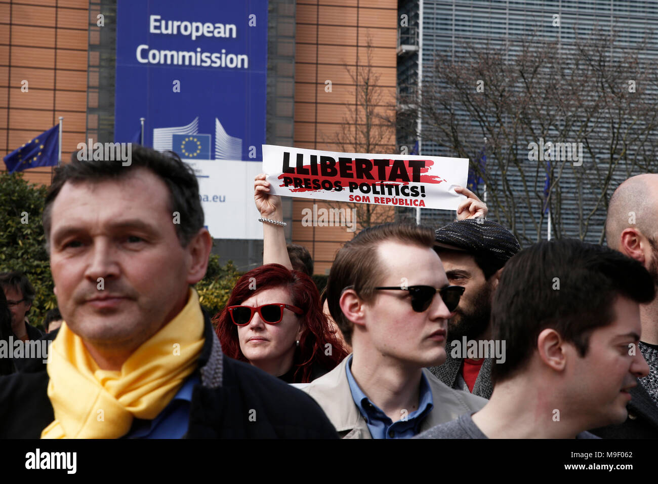 Brüssel, Belgien. 25. März 2018. Die Menschen halten Transparente und Fahnen wave Katalanen', wie sie in einem Protestmarsch der Katalanen Anhänger vor dem Hauptsitz der Europäischen Kommission. Alexandros Michailidis/Alamy leben Nachrichten Stockfoto