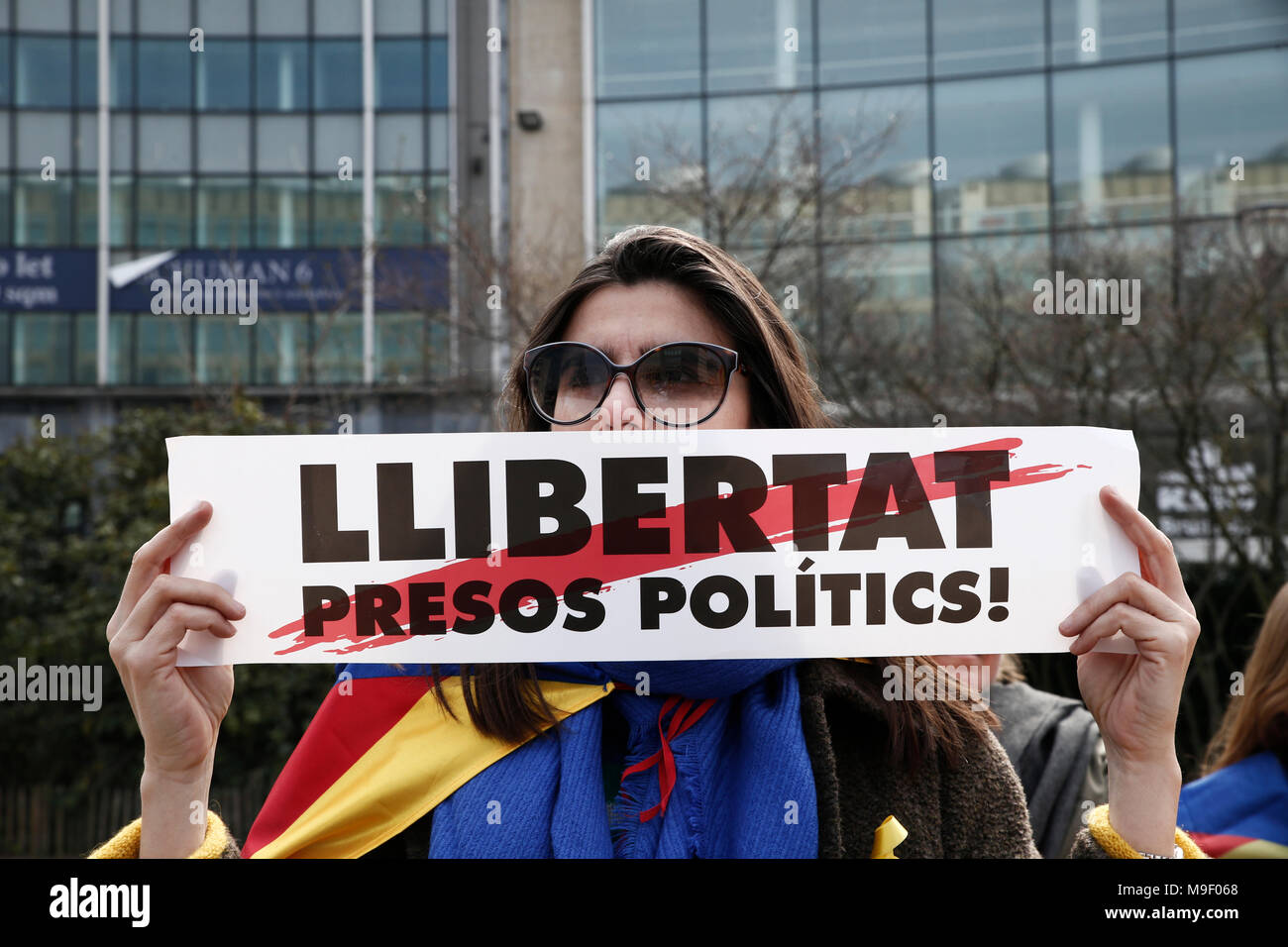 Brüssel, Belgien. 25. März 2018. Frau hält einen Banner, wie sie in einem Protestmarsch der Katalanen Anhänger vor dem Hauptsitz der Europäischen Kommission. Alexandros Michailidis/Alamy leben Nachrichten Stockfoto