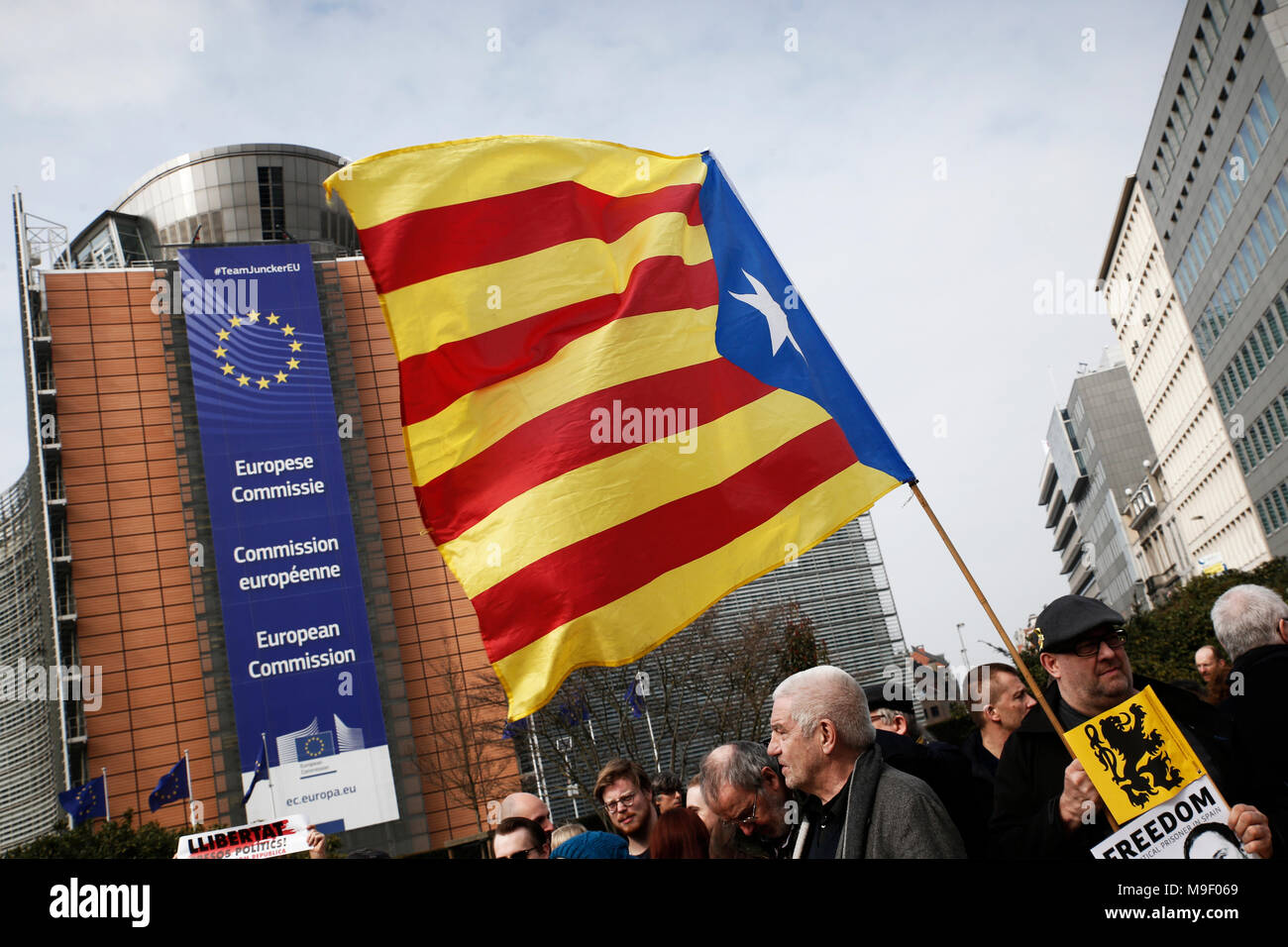 Brüssel, Belgien. 25. März 2018. Katalanisch Fahnen schwenkten vor dem Sitz der Europäischen Kommission, bei einem Protestmarsch der Katalanen Anhänger. Alexandros Michailidis/Alamy leben Nachrichten Stockfoto
