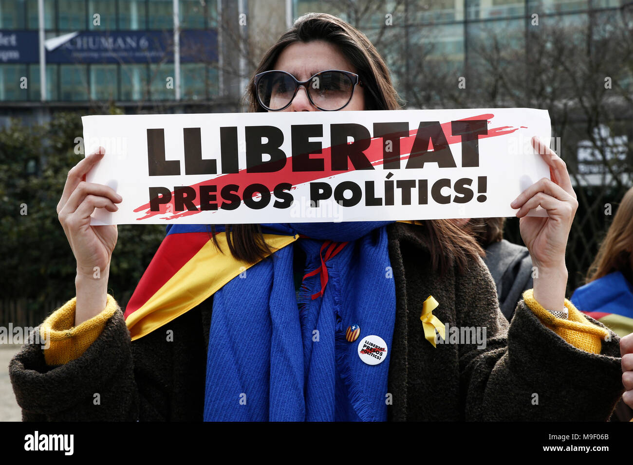 Brüssel, Belgien. 25. März 2018. Frau hält einen Banner, wie sie in einem Protestmarsch der Katalanen Anhänger vor dem Hauptsitz der Europäischen Kommission. Alexandros Michailidis/Alamy leben Nachrichten Stockfoto