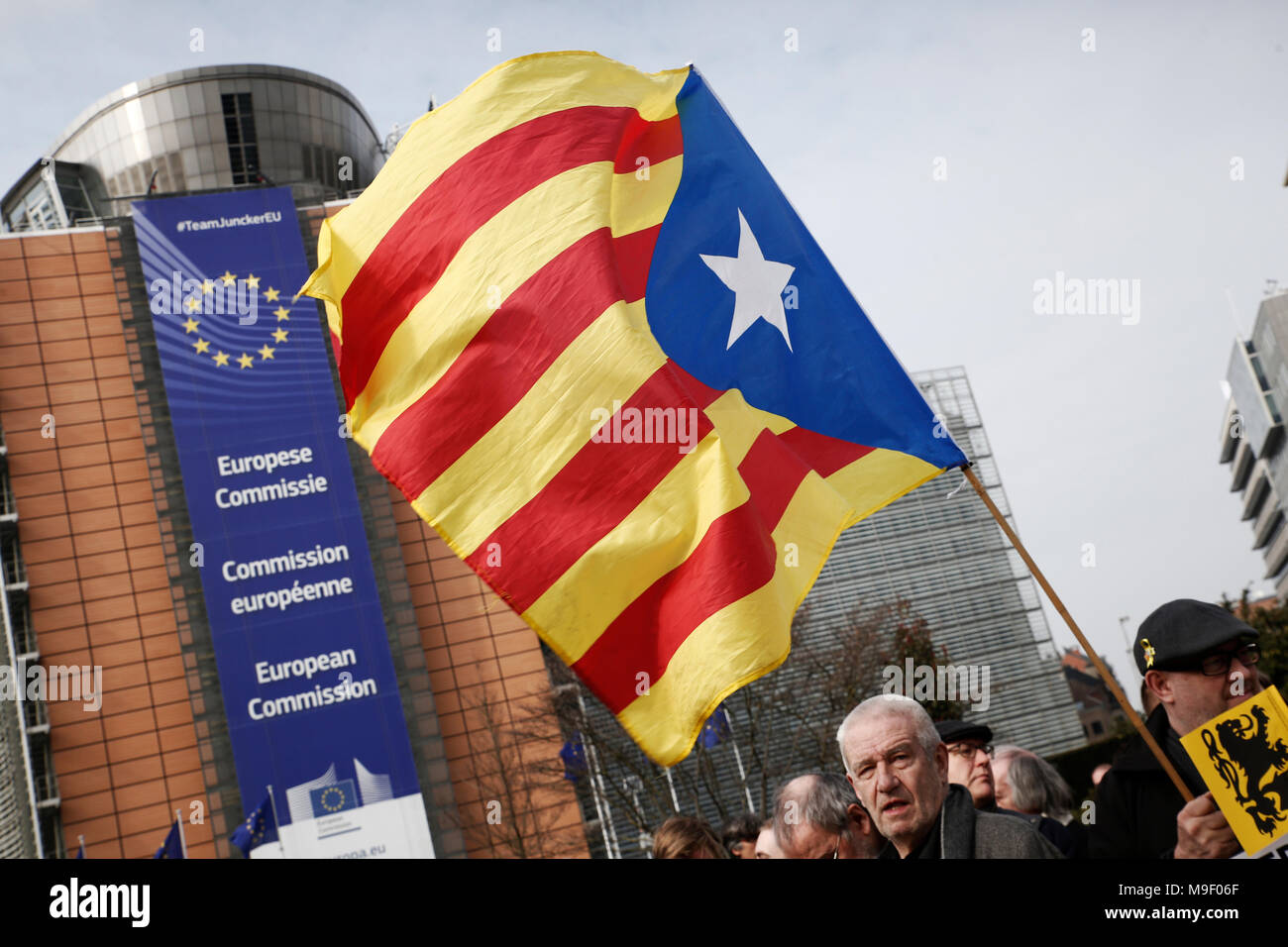 Brüssel, Belgien. 25. März 2018. Katalanisch Fahnen schwenkten vor dem Sitz der Europäischen Kommission, bei einem Protestmarsch der Katalanen Anhänger. Alexandros Michailidis/Alamy leben Nachrichten Stockfoto