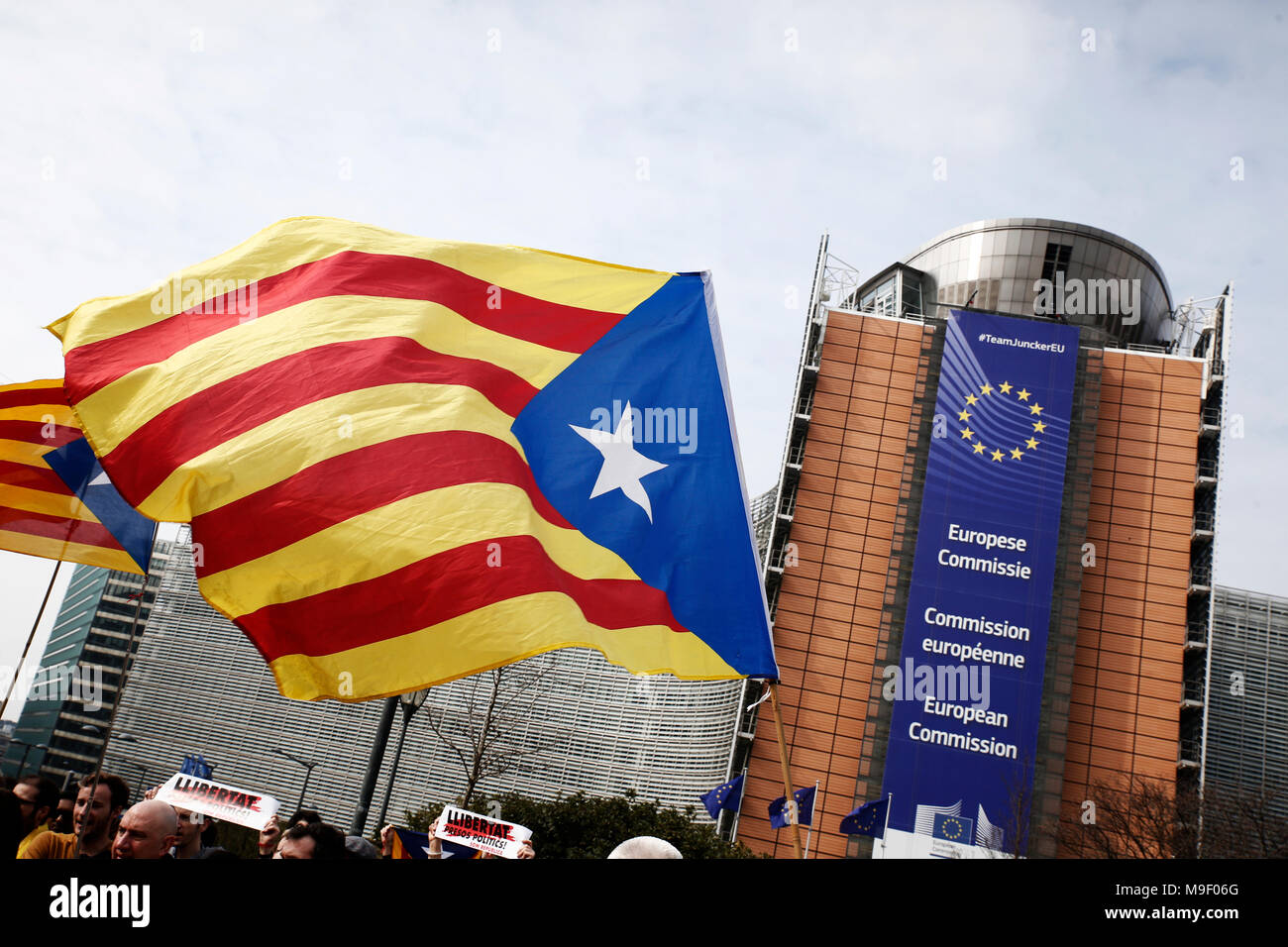Brüssel, Belgien. 25. März 2018. Katalanisch Fahnen schwenkten vor dem Sitz der Europäischen Kommission, bei einem Protestmarsch der Katalanen Anhänger. Alexandros Michailidis/Alamy leben Nachrichten Stockfoto