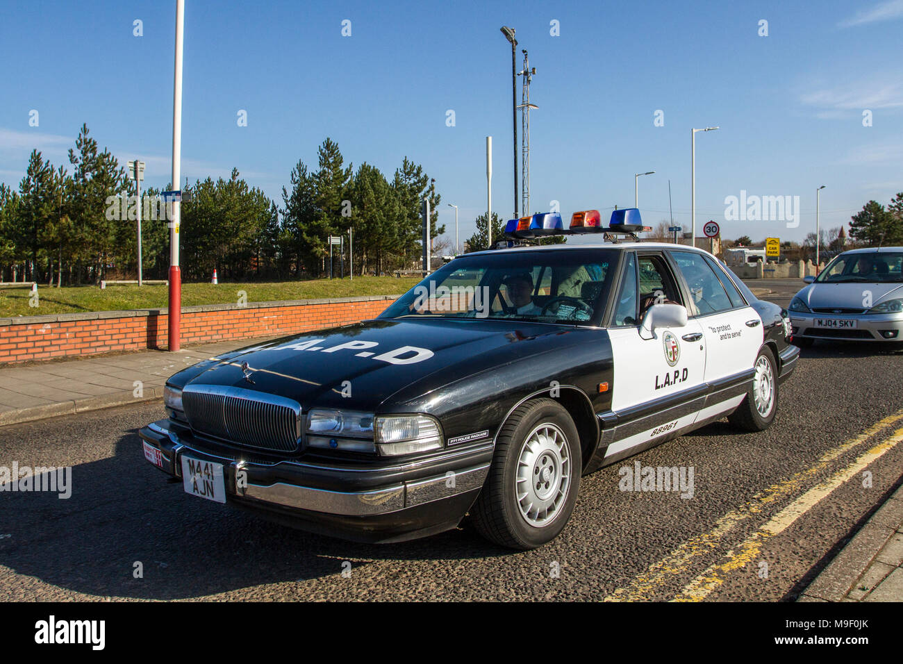 1994 90s LAPD American Buick Police Car 3800cc Benziner bei der North-West Supercar Veranstaltung, als Autos und Touristen im Küstenort Southport ankommen. Die USA Supersportwagen sind an der Strandpromenade von Stumper zu Stumper, während die Fans von Klassikern der 90er und us-Autos einen Tag lang Autofahren. Stockfoto