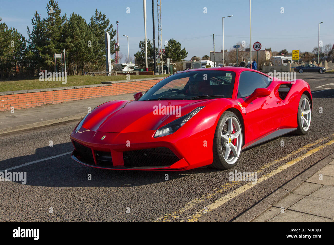 2018 Red Ferrari 488 GTB S-A 3902cc Benzin Coupé auf der North-West Supercar Veranstaltung als Autos und Touristen in der Küstenort Southport ankommen. Supersportwagen sind an der Strandpromenade von der Stange, während Liebhaber von klassischen und Sportfahrzeugen einen Tag lang fahren. Stockfoto