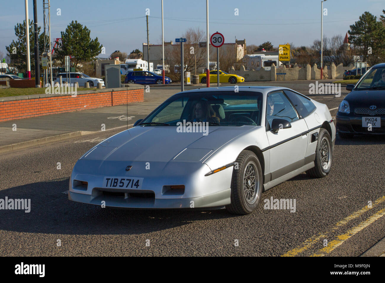 1987 Silber American Pontiac 2800cc Benzin Coupé bei der North-West Supercar Veranstaltung als Autos und Touristen in der Küstenort Southport ankommen. Supercars sind von Stoßstange zu Stoßstange an der Strandpromenade, während 80er-Jahre-Klassiker & USA-80er-Jahre-Autofans einen Tag voller Autofahren genießen. Stockfoto