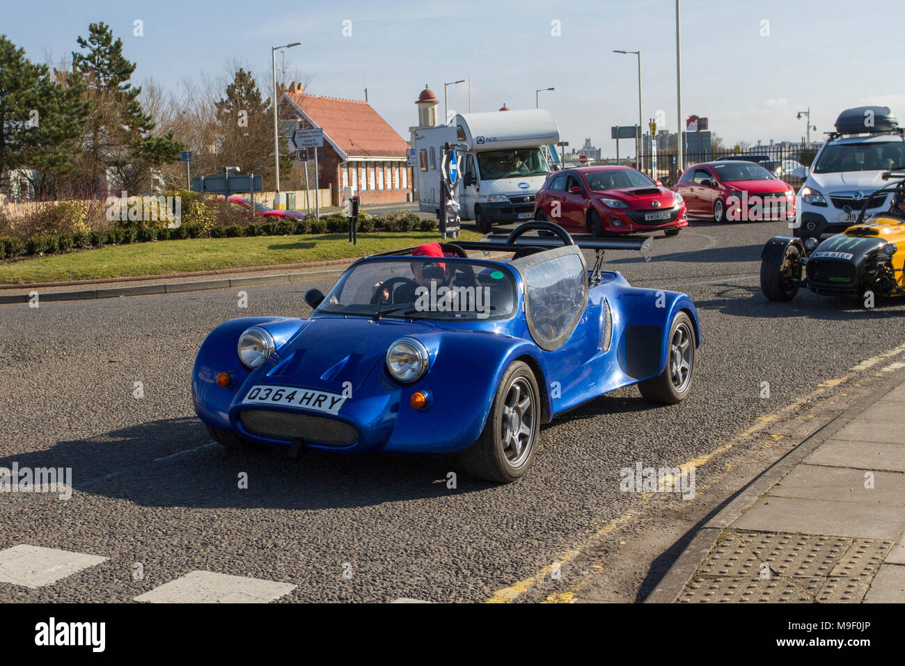 1995 Blue Mid Tec Spyder beim North-West Supercar Event als Autos im Küstenort Southport ankommen. Supercars sind von Stoßstange zu Stoßstange an der Strandpromenade, während moderne Klassiker, Sportwagen und Oldtimer-Enthusiasten der 90er Jahre einen Tag voller Autofahren genießen. Stockfoto