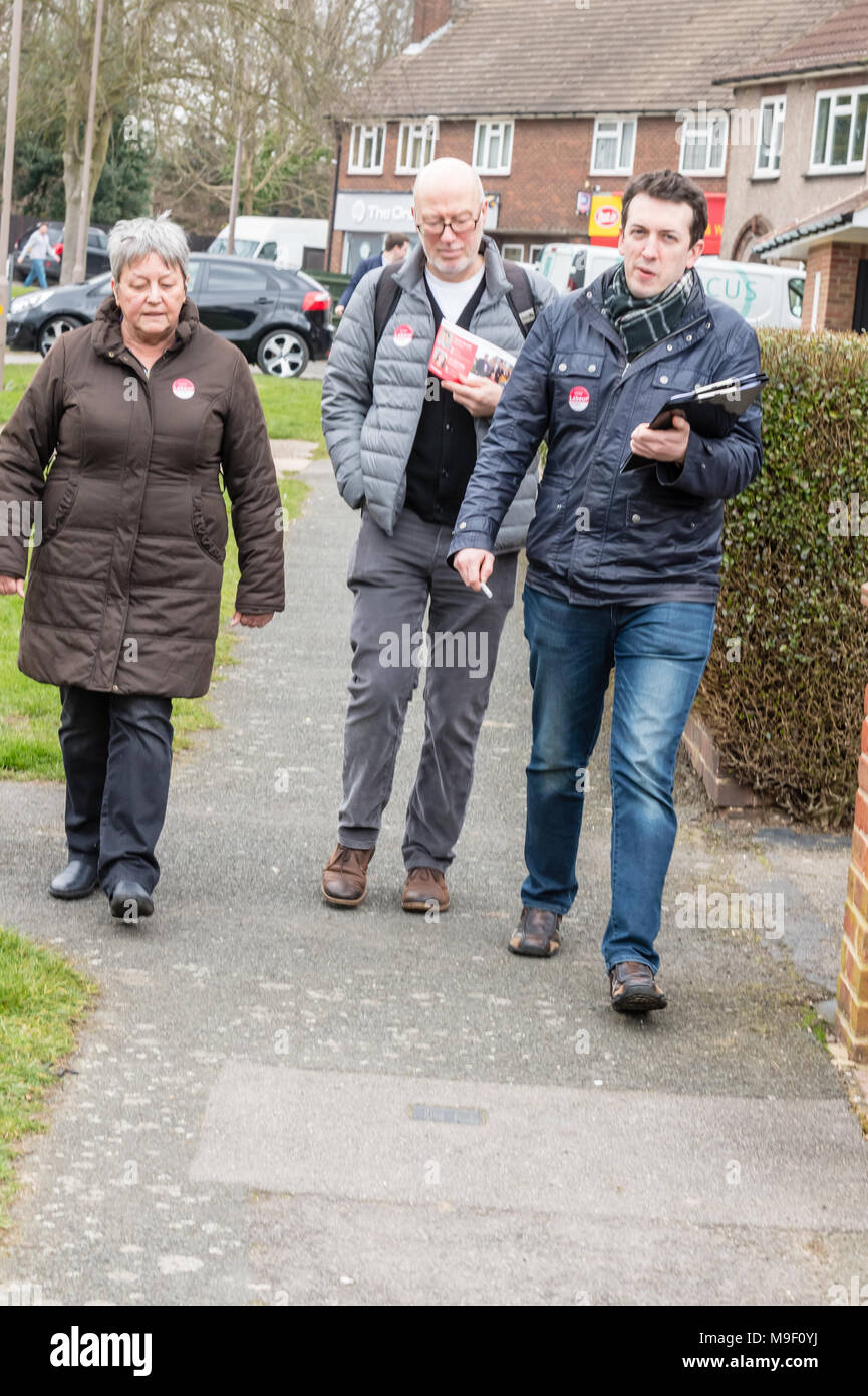 Brentwood, Essex 25 März 2018 Labour Party Mitglieder werben um Stimmen in Brentwood, Essex, vor den Kommunalwahlen. Die Leinwand ist für die Wähler zu identifizieren, damit sie aufgerufen werden können am Wahltag zu stimmen. Kredit Ian Davidson/Alamy leben Nachrichten Stockfoto