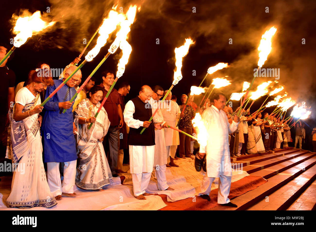 Dhaka, Bangladesch - März 25, 2018: "die Lichter fackeln Ekattorer Ghatak-Dalal Nirmul Ausschuß" an der Zentralen Shaheed Minar in Dhaka am Sonntag Nacht, fordern die Einhaltung der am 25. März als "Credit International Völkermord Tag': SK Hasan Ali/Alamy leben Nachrichten Stockfoto