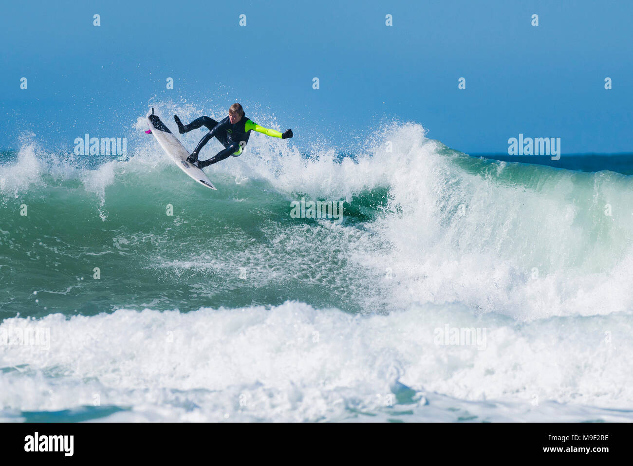 Newquay, Cornwall, England. 25. März 2018. Spektakuläre surf Action und super Wetter bei Fistral in Newquay, Cornwall. Credit: Gordon Scammell/Alamy leben Nachrichten Stockfoto