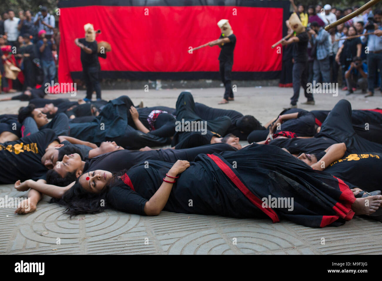 Dhaka, Bangladesh, 25 Mar 2018. Prachyanat Schauspielschule und Design nehmen Sie eine Prozession Lal Jatra (Rot Prozession), daran zu erinnern, dass der Völkermord durch die pakistanische Armee am 25. März in Dhaka, Bangladesch 1971 am 25. März 2018. Auf diese schwarze Nacht in der nationalen Geschichte, das pakistanische Militär Herrscher gestartet '' Betrieb Suchscheinwerfer'' töten einige Tausend Menschen in dieser Nacht Durchgreifen allein. Als Teil der Operation, Panzer rollten aus Dhaka cantonment und einem schlafenden Stadt wachte zu den Rasseln von Schüssen getroffen, wie die pakistanische Armee die Hallen an der Universität von Dhaka angegriffen, dann nach Osten Pakistan Rif Stockfoto