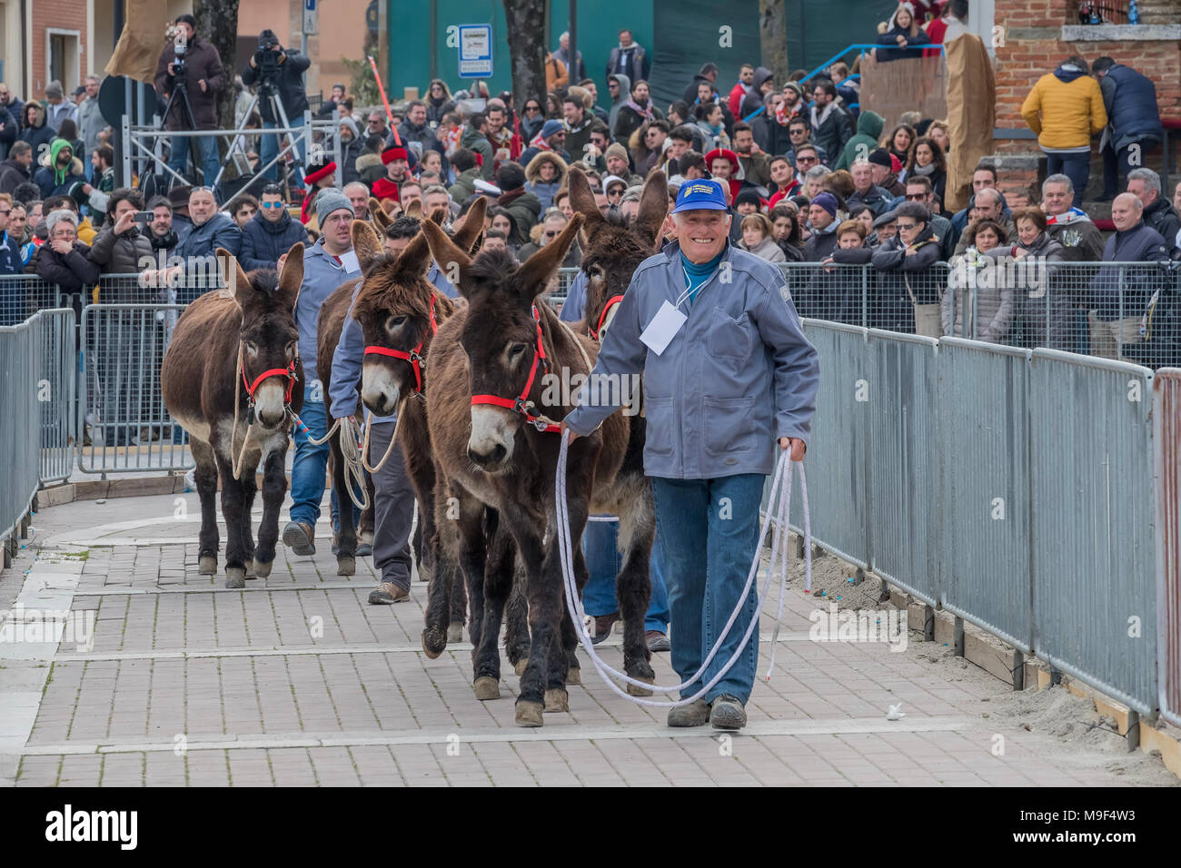 Torrita Di Siena, Italien, 25. März 2018. Der Eintrag der Esel in den Bereich Wettbewerb am 25. März 2018 in Torrita di Siena, die 62. Ausgabe des Palio dei somari (Esel Rennen) hat in Torrita di Siena, vom 17. bis 25. März. © Stefano Mazzola/Erwachen/Alamy Nachrichten Stockfoto