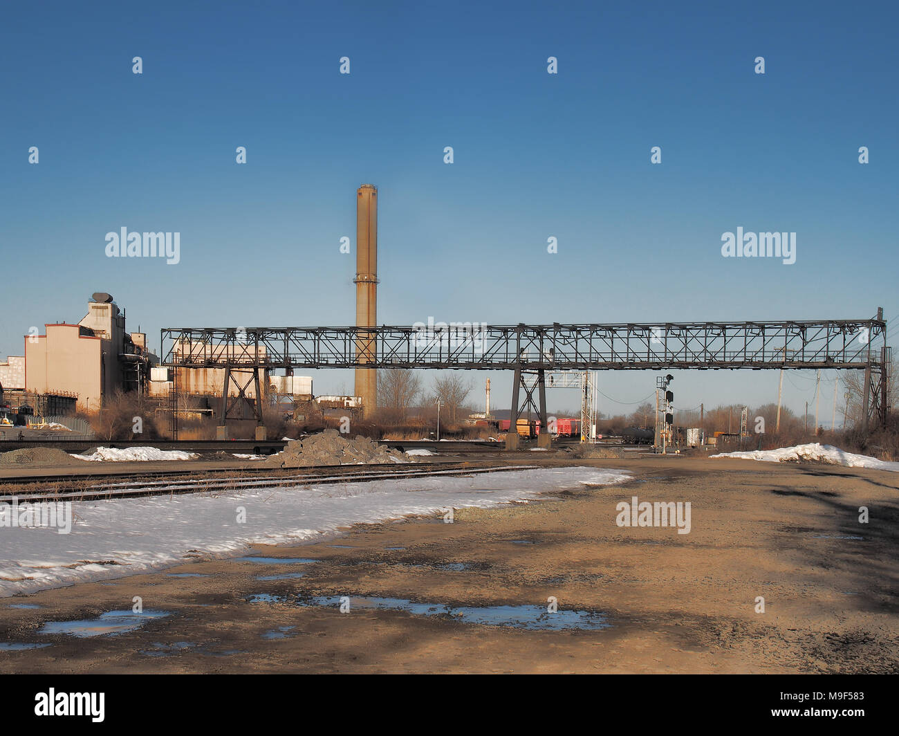Industrielle Landschaft und alte Gleise Stockfoto