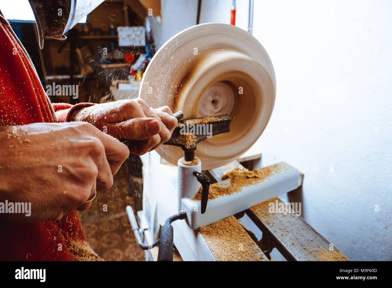 Der Arbeitnehmer wird das Holz auf einer Drehmaschine in seiner Werkstatt Stockfotografie Alamy