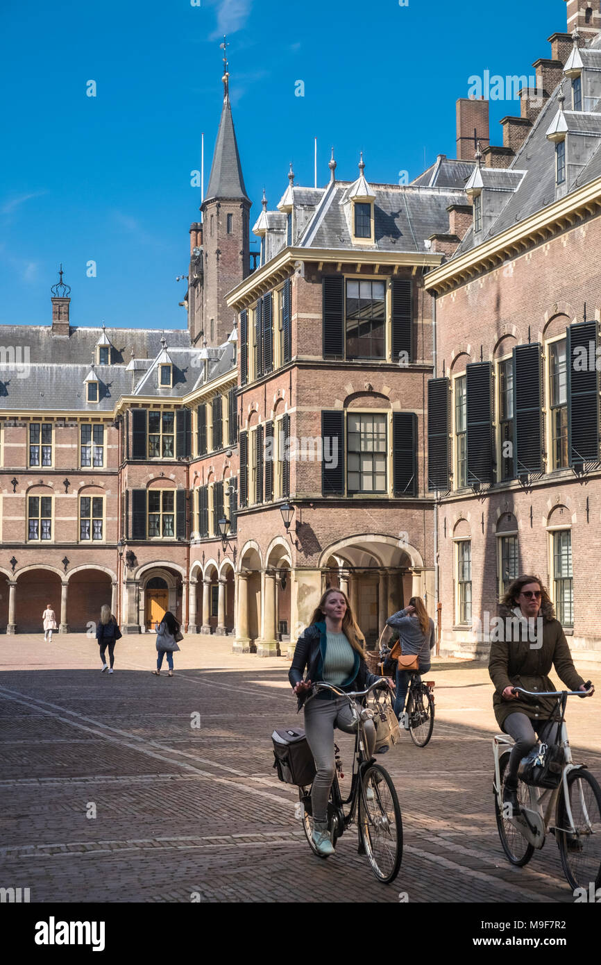 Radfahrer am Binnenhof inneren Hof Gebäude, Den Haag (Den Haag), Die Niederlande Stockfoto