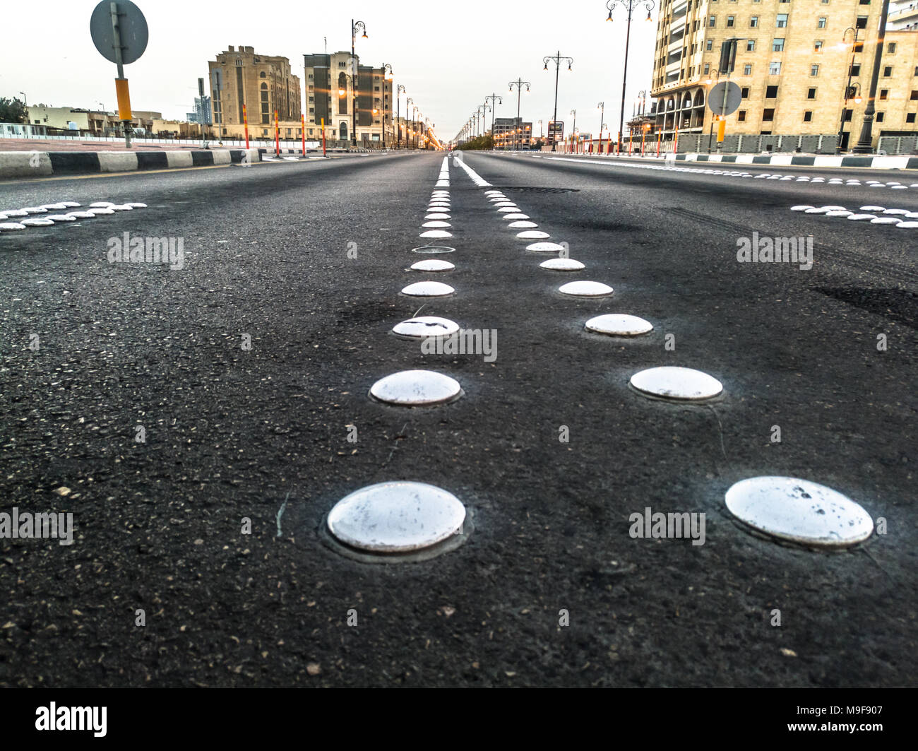 Straßenreflektoren -Fotos und -Bildmaterial in hoher Auflösung – Alamy