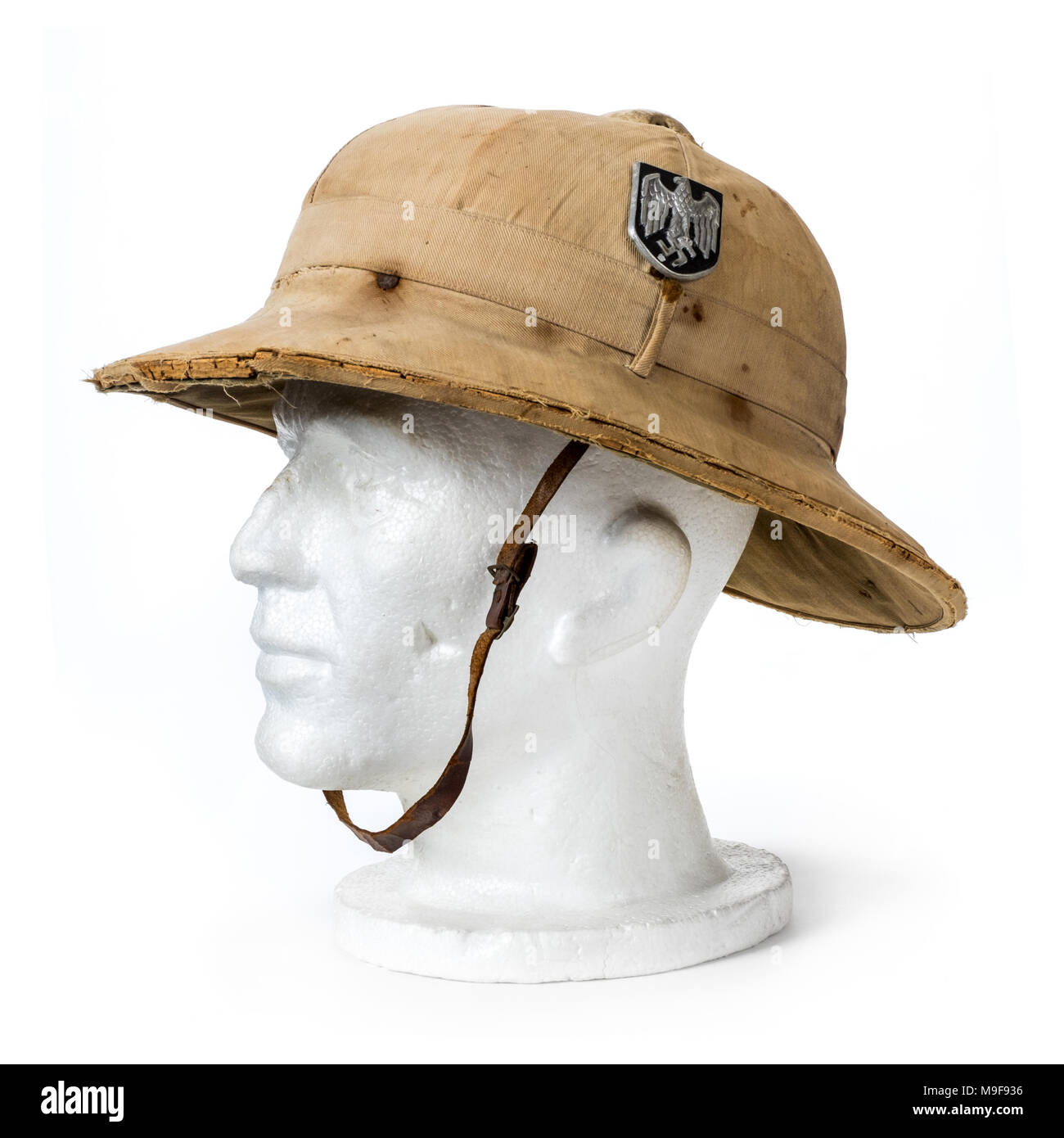 WW2 Deutsches Reich Afrikakorps tropischen markröhre Helm mit original Wermacht Aufkleber mit Hakenkreuz und der Deutsche Adler. Stockfoto