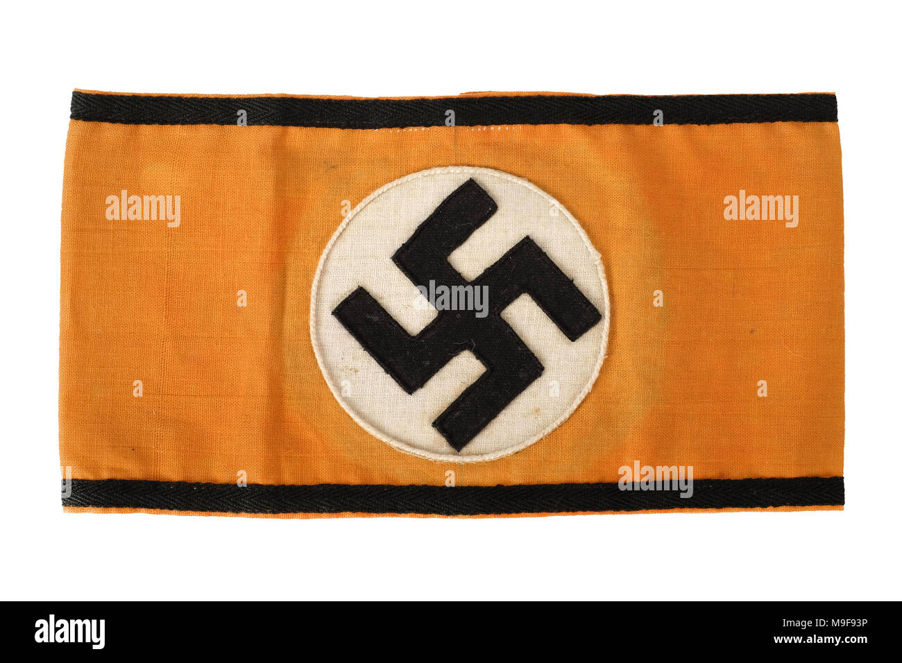 WW2 Deutsches Reich authentisches NS-Armbinde mit dem Hakenkreuz auf einen orangen Hintergrund Stockfoto