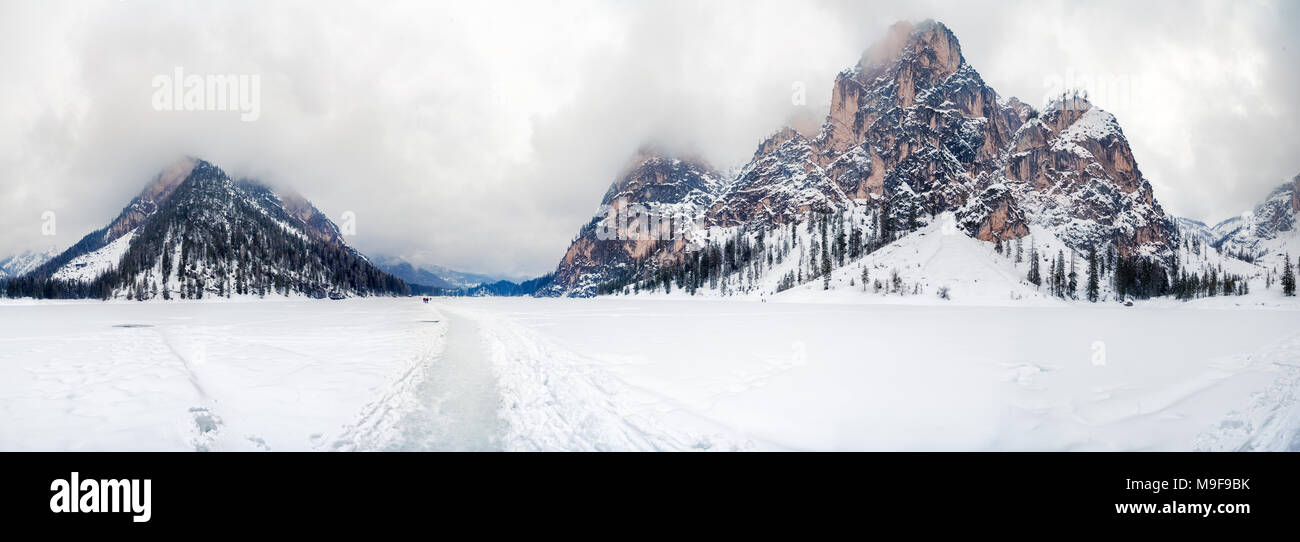 Panoramablick auf Pragser See im Schnee gelegen. Magische Ecke der Dolomiten, Italien Stockfoto